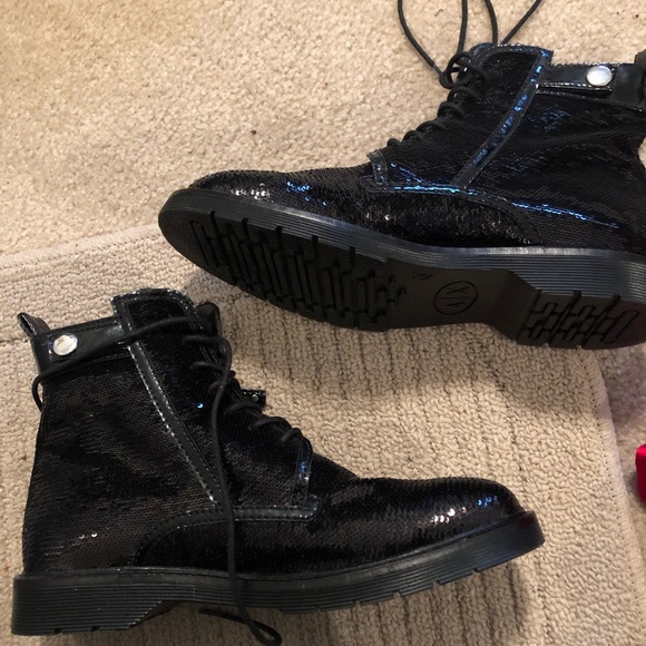 NWOT. Size 9 blinged women’s black boots! - Picture 2 of 3